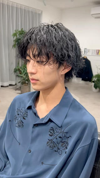 波巻きとツイストスパイラルのMIXパーマ

タオルドライしてWaxつけての簡単スタイリング！
簡単ですがしっかりレクチャーさせていただきます！ 