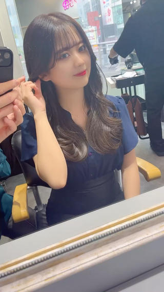 レイヤーカットで動きを出して38ミリ仕上げです！
カラーはいつもブルーブラックですが、今回は明るめ！
ブリーチが下に残ってるので差がなるべく出ないようにカラーしてます！ 