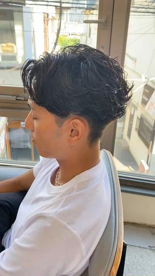 センターパートの強めリバースパーマ 