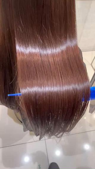 縮毛、髪質改善無しトリートメントとアイロンだけでここまで艶を出したカラーが出来ます！！色は今回ブラウンですが暖色系、寒色系でも変わらず艶を出せることができます！
一度体験してみませんか？



ロング料金等はございません 