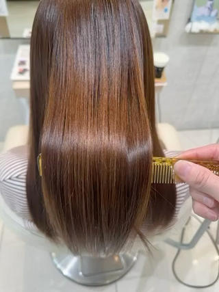 ・カラーするたびに髪がキレイになる
　染める＝傷む、を覆す“ケア重視”の最新カラー

・ダメージを最小限に抑えた薬剤設計
　アルカリを抑え、髪への負担を大幅カット

・内部補修×表面コーティングを同時に実現
　髪の芯から整えて、手触りなめらかに

・ツヤ・まとまりが段違い
　乾かすだけでツルッと収まる美髪へ

・色持ちが良く、褪色しにくい
　キレイな色が長く続くから、次回来店まで安心

・パサつき・広がり・うねりに悩む方におすすめ
　年齢やダメージによる変化にも◎

・トリートメントをしたような質感
　仕上がりは“触りたくなる髪”

・繰り返すほど髪質が安定
　続けることで扱いやすさがUP 