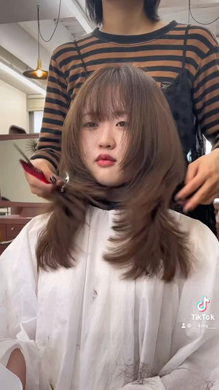 ロング レイヤーカット ハッシュカットのヘアスタイル