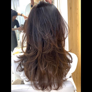 ミディアム カラー レイヤーカット ハッシュカットのヘアスタイル