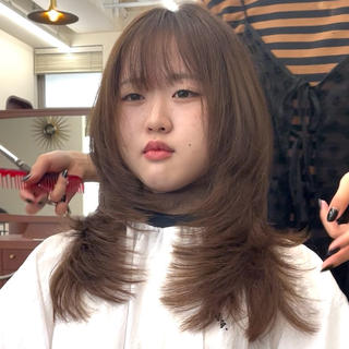 ミディアム カラー レイヤーカット ハッシュカットのヘアスタイル