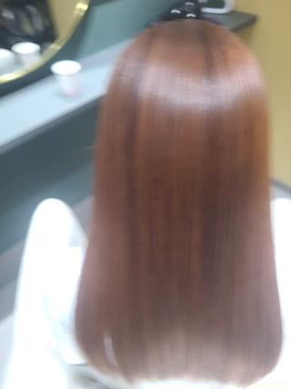 広がりやすいロングも、髪質改善ストレートで自然にまとまる艶髪に。
乾かすだけで収まり、柔らかさを残したナチュラルストレート。
手触りなめらかで、毎日のスタイリングが楽になります◎ 