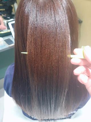 光をまとったようなツヤ感ロングヘア
髪質改善ストレートと超音波トリートメントで、毛先までしっとりまとまる美髪に仕上げました。動くたびに自然な光沢があふれ、手ぐしでもサラッと通るなめらかさ。カラーも透明感をプラスすることで、艶と軽やかさを両立。大人っぽさと華やかさを兼ね備えた、憧れの美ロングです。毎日のケアをぐっとラクにしてくれる、上質ヘア体験をぜひ♪ 