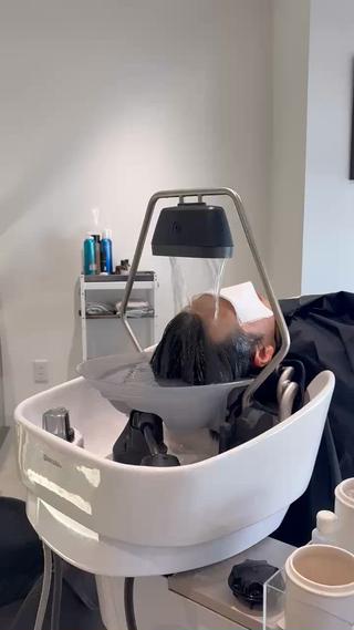 おすすめのオプションメニュー　【頭浸浴】

カラーやパーマによるダメージの原因→アルカリの残留
︎残留を除去し、手触りの良い髪へ！ 