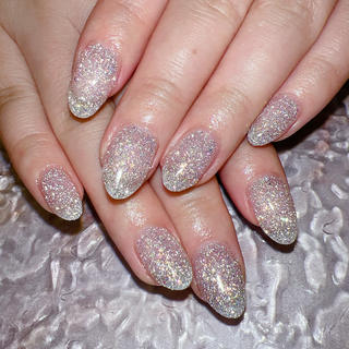 フラッシュのシルバーラメのワンカラーです

ピンク・ゴールド・グリーンなどのラメがMixされているので動かすたびに表情を変えてくれます

太陽光だとキラキラフラッシュONするとギラギラ
どっちも可愛いー


ICEGEL 1300 