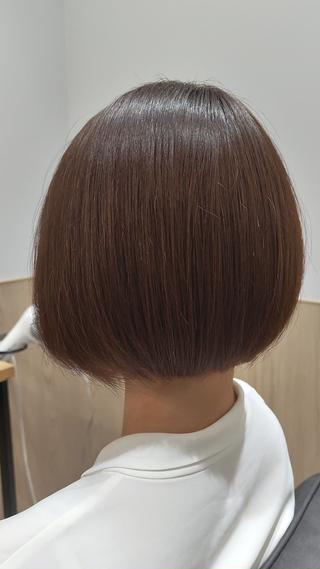 前下がりのショートボブです！
毛先の指通りが抜群になるよう切っています。
カラーはベージュ系で染めています！ 