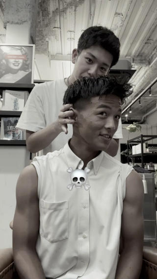 おしゃれは足元から　おしゃれは髪から
フェード短髪でまだまだ暑い日におすすめ！ 