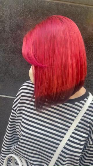 チェリーレッド×ブラウンヘム

落とせる赤でここまでの彩度最強です！次の来店でホワイトミントに仕上がりました！
デザインカラー、ブリーチカラーお任せ下さい！ 