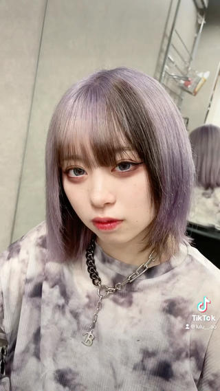 ホワイトパープルカラー×ブラックデザインカラー

デザインカラー、ブリーチカラーお任せ下さい！ 