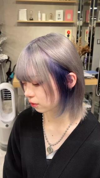 シルバーカラー×ブルーパープルインナーカラー

濃いめピンク残留と3センチリタッチから寒色系シルバーとブルーパープルインナーカラー！
デザインカラー、ブリーチカラーお任せ下さい！ 