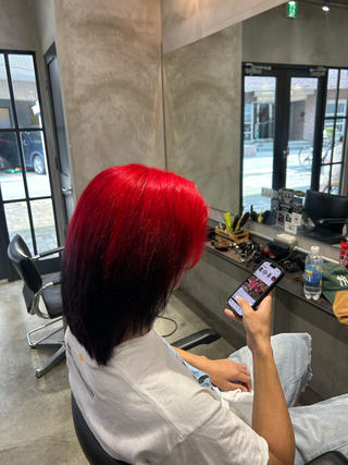 ルーツカラーブラック×レッドのデザインカラー
夏におすすめブリーチカラー 