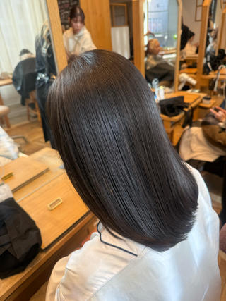 ・
お悩み改善menu
乾かすだけでまとまるストレート(縮毛矯正)

癖やうねり、パヤパヤした毛が気になる方におすすめです

表面のパヤパヤした毛や広がる毛はどんなに良いトリートメントを使っても治りません

毎日癖をアイロンで伸ばすより、自分に合った1番優しいお薬でストレートをかけた方が圧倒的にダメージが少なく毎日も楽です
一人ひとりに合わせた薬剤選定でしっかりと癖を伸ばします！

明日からの毎日がとっても楽になるので是非お試し下さい 

Violet表参道店(表参道駅から徒歩3分 