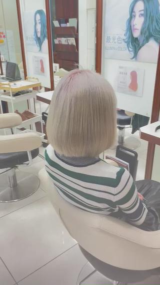 ブリーチ必須のホワイトカラー
色落ちまで楽しめるように配合しており、長くカラーを楽しんでもらえるように染めてます^_^ 