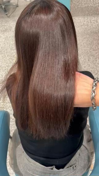 美髪縮毛矯正ストレート

縮毛矯正はストレートアイロンで伸ばすのではなく、お薬

の力で癖を伸ばしてるので癖の戻りも少なく、熱のダメー

ジレスに繋がります

柔らかい質感に仕上げますのでぜひお待ちしております 