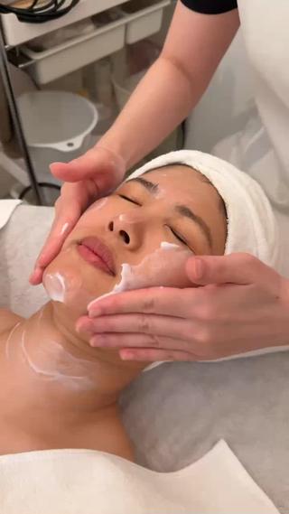 9月 美のアップデート 

こんにちは。
ポーラ カヨー店 うさみです

まだ暑さが残るこの時期は、
夏に受けた紫外線ダメージ
季節の変わり目による乾燥
が一気にお肌へ影響する時期です。

エステでの集中ケアや、
ローション・ミルク・クリームを重ねる毎日のケアで、
秋に向けてしっとりツヤ肌を整えていきましょう
 