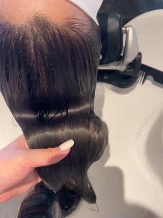 #グレージュカラー
ブリーチ必須の赤みのないグレージュです 