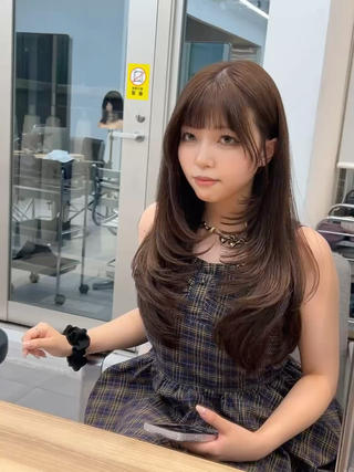 気に入ったスタイルはを押して
カウンセリング時にご提示ください

顔まわりと繋がる顎下からのロングハイレイヤー 