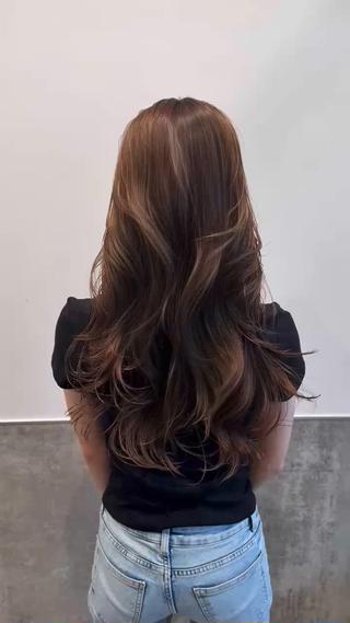 上から動きがでるレイヤーカット！
カラーはアッシュ系のお色でオレンジ味消して
透け感出してくれます 