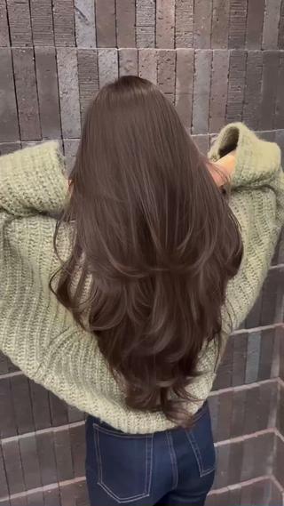 明るめのオリーブグレージュと
レイヤーカット！！ 