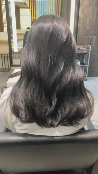 暗くしすぎたい方に
透明感抜群のグレージュカラーになります♡
ぜひお任せ下さい 