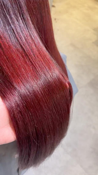 高彩度のレッドカラーも可愛い︎

 