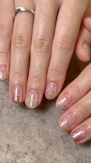 指先がキラキラ楽しい︎

薬指にはワンポイントの大人ぽさを…



︎定額Sコース
M-2、NP-peach 