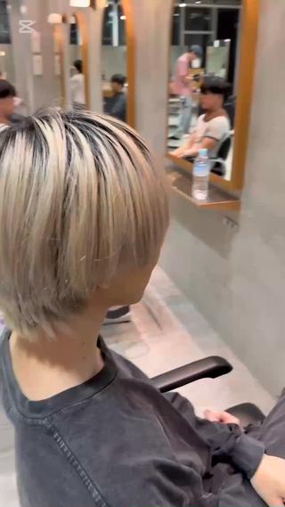 5.6cmのリタッチをし、その後少しトーン低めのシルバーを入れて顔まわりの一部分の毛先に黒を入れました!