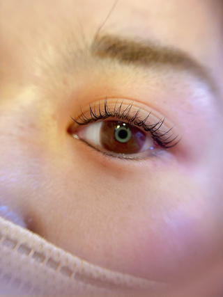 ナチュラルマツエク
あまり派手にしたくない方
自然なお仕上がりがお好みの方に 