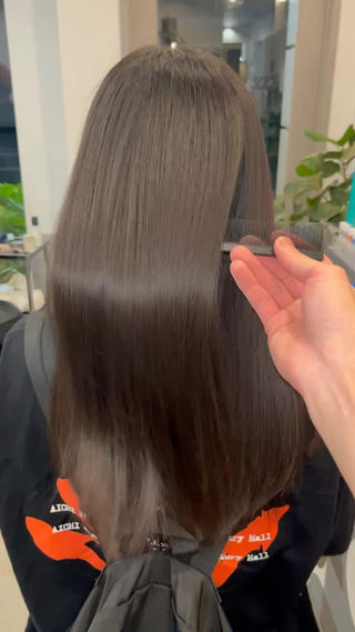 髪質改善
しっとり
サラッと素髪風
髪質により多少のクセも落ち着きます
持ちは1ヶ月程度、回数を重ねるほどより良い質感に 