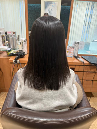 カット+縮毛矯正 

~カットの要望~

ウルフカットした時の段を無くしたいけど
短くしすぎは対抗がある

顔周りは姫カットにしたい

↓↓↓
上の段が馴染むようにカット‪
顔周りは姫カットに𓈒𓂂𓇬 