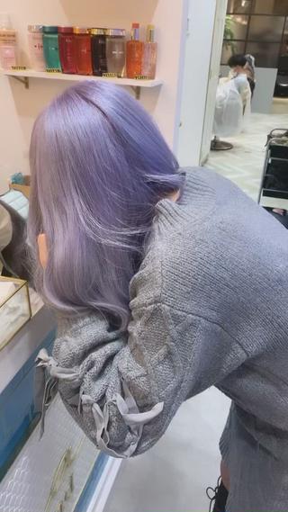 Crystal purple


ブリーチ2回（個人差あり）
カラー剤ランクアップ
TOKIOトリートメントに変更されています!
お会計は15000円のメニューになります
 