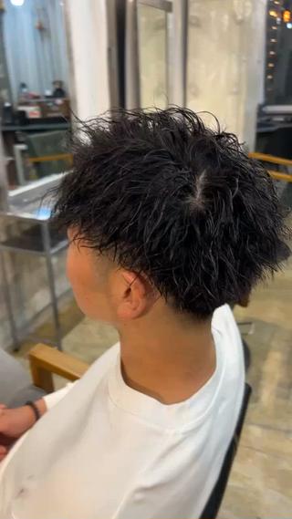 ショート パーマ メンズ 𝙱𝙻𝙴𝙽 𝚋𝚢 𝚍𝚘𝚝.所属・🤍BLEN 窓🤍のヘアスタイル