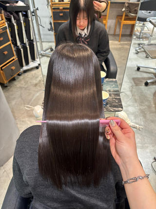 髪質改善トリートメント
髪の状態やお悩みは本当に人それぞれ…
だからこそ、丁寧なカウンセリングで
今の髪に合うトリートメントをセレクトしています

ダメージレベル
髪質・クセ
理想の仕上がり

すべてを見極めて施術するので、
仕上がりの手触りとツヤ感が変わります

まとまりのある、思わず触れたくなる髪へ…
髪質改善、ぜひお任せください 