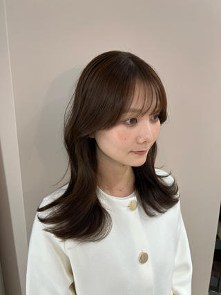 くびれミディアムで大人っぽヘアに 