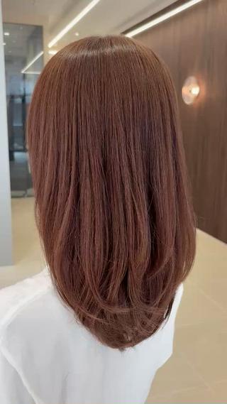 “ナチュラルで抜け感のあるヘア”をテーマに、骨格に似合わせたレイヤーカットをご提案。動きとツヤを感じる透明感カラーで、肌なじみの良い柔らかい印象に仕上げます。さりげなくトレンドを取り入れたい方や、ヘアで印象を優しく変えたい方におすすめです。 