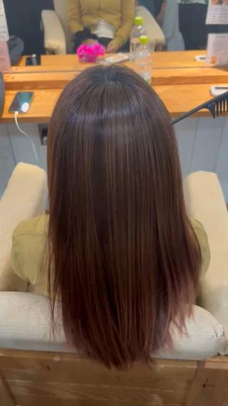 【美髪ストレート・縮毛矯正】
アイロンなしで乾かしただけでこの艶感
朝のセットの時短にもなり、湿気に負けない
実は日本人の8割がくせ毛なんです
うねりが取れるので毛量が多い方はボリュームも抑えられます！
気になる方は是非ご予約ください！
絶対つやつやサラサラにします！ 