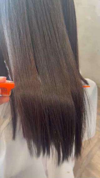 感動ストレート

髪の水分量は残しながらツヤ感のある髪に！！

癖の気になる梅雨の前にオススメのメニューです。️ 