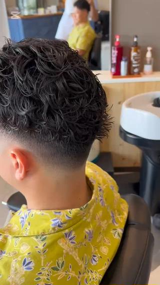 ミディアム パーマ メンズ THEBARBER TEN所属・伊禮 海凪のヘアスタイル