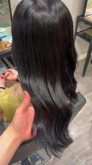 ブルーブラック

暗めのカラーは艶を出して美髪に
髪質改善トリートメントもセットでおすすめです 