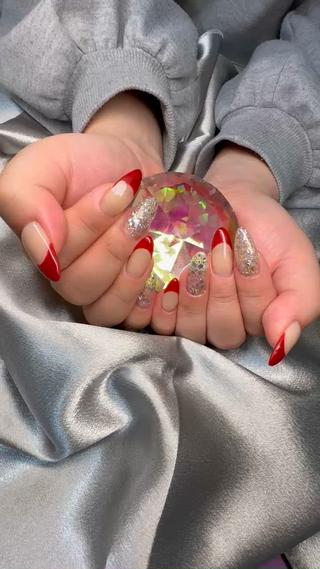 シンプルフレンチ２本ラメと赤フレンチで存在感のあるデザインに仕上がりました 