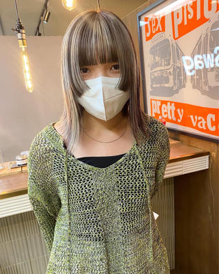 ハイトーンからローライトを入れてイメージチェンジさせていただきました柔らかいbeigeと brownに!
ハイトーン飽きてきた方におすすめです!
顔まわりcutにローライトの組み合わせも可愛いのでおすすめです