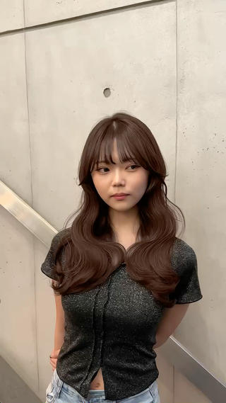 ・低めのレイヤーカット
・骨格を補正する顔周りのカット
・カラーはミルクブラウン
ミルクブラウンはどんな髪質の人でもバッチリマッチします!
かわいい印象もありつつ
抜け感も抜群