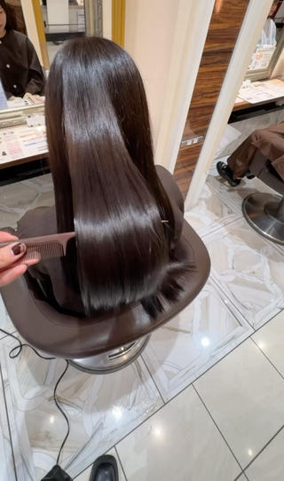 大人気髪質改善トリートメント！！
2か月に一度全体カラーされるお客様でもここまで
トゥルントゥルンになれますっ！！ 