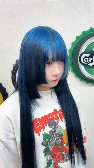 履歴
・1年半前　アンブレラカラーの為セルフブリーチ1回＋赤→その後黒染め
・同時期に縮毛矯正
・半年前　前髪半分と左後ろをセルフブリーチ2回＋赤
・その後再び黒染め
・1ヶ月前　縮毛矯正
ブリーチ・黒染め・縮毛矯正が重なっている髪は、
色の入り方や質感がとても繊細になりますので、
今回はベースから丁寧に整えさせていただきました

薬剤の配合や塗布量、放置時間まで細かくこだわり、
履歴の箇所によって丁寧にコントロールしております
履歴があるから無理かも…って諦めるのは早いです
髪には“まだ可愛くなれる力”が絶対に残ってます
どんな状態でも、一緒に理想に近づけます！ 