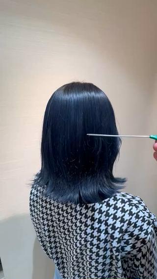 根元のプリンを目立たせたくないっ！！
でもお色味はいれたいっ！
叶えれちゃいます！！大人気ブルーブラック 