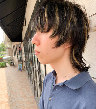 ストリート感満載のウルフスタイル

ランダムに入れたハイライトが髪に立体感を出してくれます

メンズヘアもお任せ下さい：) 