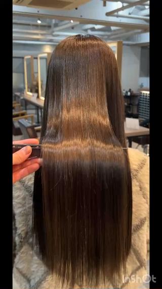 今回はシナジーの髪質改善カラーをさせていただきました

艶で見えづらいかもしれませんがトーンは地毛に近いブラウンとなっております！

通常のカラーと違いカラー剤そのものにトリートメントメント効果のあるものを入れるので色持ちはもちろんこのようなぷるんとした質感に仕上がります！1度試してみてはいかがでしょうか！ 